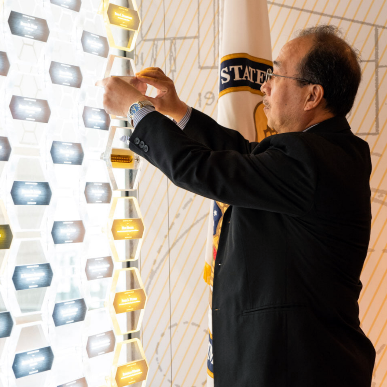 今年5月，物理学家李明军(Ming-Jun Li)的名字被列入了国家发明家名人堂(National Inventors Hall of Fame)的图标画廊。