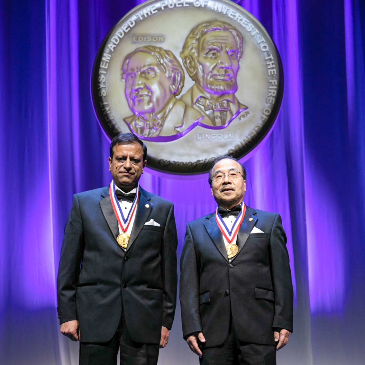 Pushkar Tandon(左)和Ming-Jun Li因开发可弯曲光纤而被列入国家发明家名人堂，该光纤为家庭和数据中心带来了高速接入。