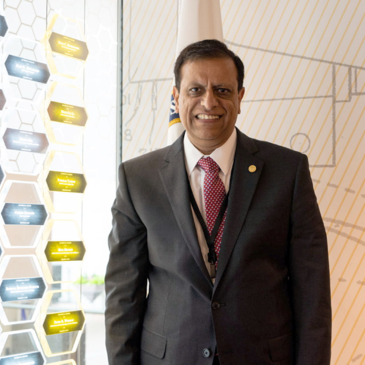 化学工程师普什卡尔·坦顿(Pushkar Tandon)帮助康宁公司开发了可弯曲光纤。
